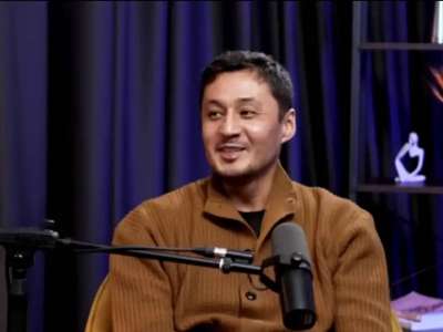 «Ыдысты ысқырып жүріп жуа беремін»: Актер үй жұмысын істеуден ұялмайтынын айтты