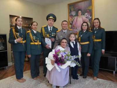 Әскери қызметшілер Бибігүл Төлегенованы Жеңістің 80 жылдығымен құттықтады