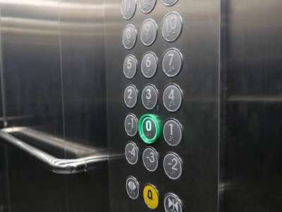 Ішінде жасөспірім болған: елордада лифт тоғызыншы қабаттан құлап кетті