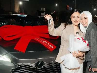 Белгілі блогер Фариза Төреәлі сіңлісіне тосынсый жасады