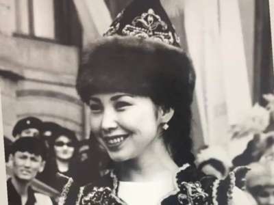 «Шетелге алғаш шығуым»: Қарақат Әбілдина 27 жыл бұрынғы естелікті бөлісті