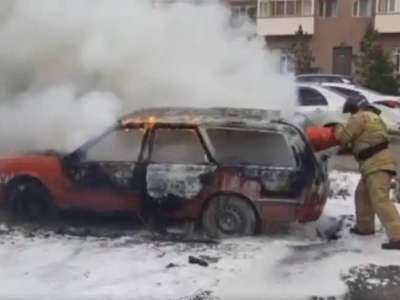 Елордалық өрт сөндірушілер жанып жатқан көлікті сөндірді (ВИДЕО)