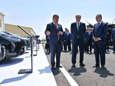 Тоқаев пен Бердімұхамедов өнеркәсіп көрмесін аралап көрді