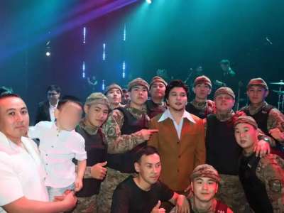 Елордалық сарбаздар әнші Ұланғасыр Қамимен бірге өнер көрсетті