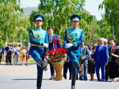 Астанада ашаршылық құрбандарына арналған ескерткішке гүл шоқтарын қою рәсімі өтті