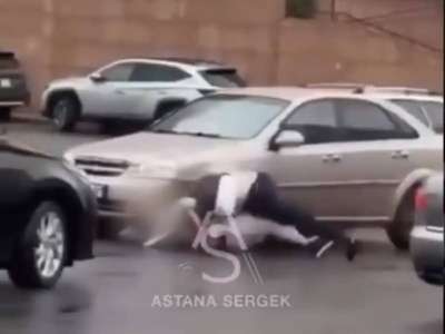 Жолдағы жанжал: Елордада жүргізушілер 15 тәулікке қамалды (ВИДЕО)