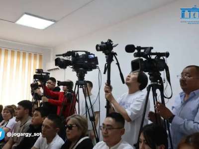 «Күліп бара жатыр»: айыпталушылардың туыстары желіде видео тарап, жұрт сынап жатқанын айтты