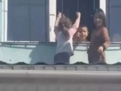 Алматы облысында қараусыз қалған балалар балабақшаның шатырына шыққан