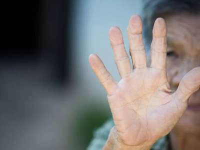 «Жылы киімсіз көшеде қалдырған»: Ақсу қаласында қарттарды азаптаған пансионат қызметкері сотталды