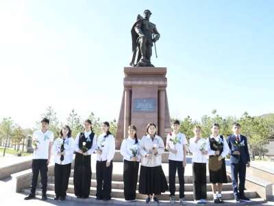 Астаналық оқушылар Бауыржан Момышұлының ескерткішіне гүл шоқтарын қойды