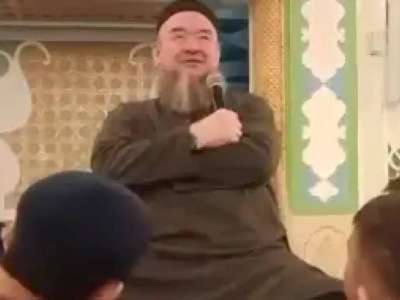 Муфтият мешітте балаларға аяғын уқалатқан имамға ескерту жасады