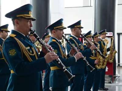 Әскери оркестр елорда әуежайында шетелдіктерді Наурыз мейрамымен құттықтады