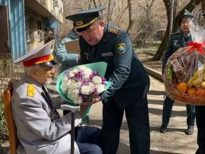 Ұландықтар 101 жастағы соғыс ардагеріне құрмет көрсетті