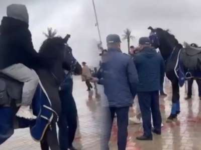 Жүз мыңның үстінде айыппұл немесе қамауға алу: Наурыз мейрамында полицеймен жұлысқан ақтаулық қыздың видеосы тарады