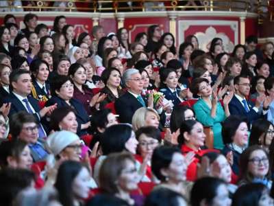 Президент «Әйел – сұлулықтың әуені» атты мерекелік концертті тамашалады