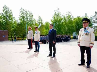 Елорда әкімі генерал Иван Панфилов пен 28 панфиловшы батырларға арналған ескерткішке гүл шоғын қойды