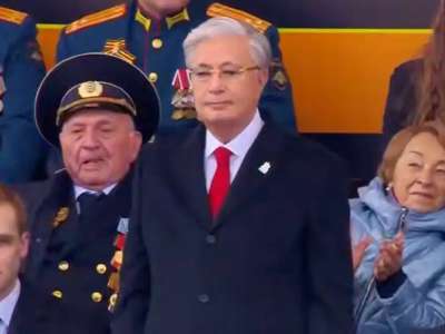 Президент Қызыл алаңдағы парадқа қатысқан Қазақстан Қарулы Күштерінің сарбаздарына құрмет көрсетті