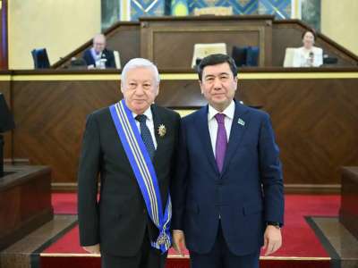 Ерлан Қошанов Мәжіліс депутаттарына мемлекеттік наградалар табыстады