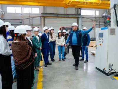 Астаналық оқушылар құрылыс материалдарын шығаратын зауытты аралады