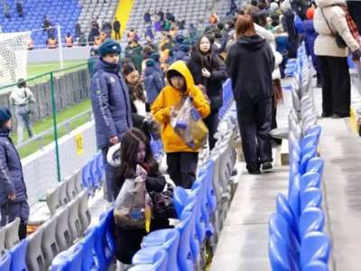 Футбол матчынан кейін астаналықтар стадиондағы қоқысты жинады