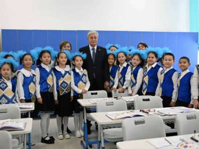 Президент Хромтаудағы мектепке автобус сыйлады