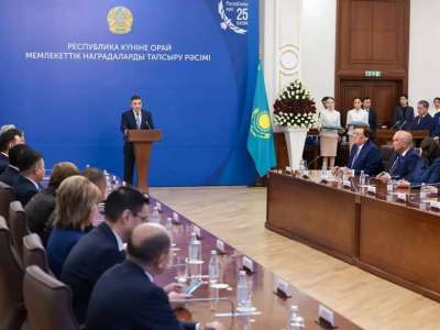 Олжас Бектенов Республика күні қарсаңында Президент атынан мемлекеттік наградалар табыс етті