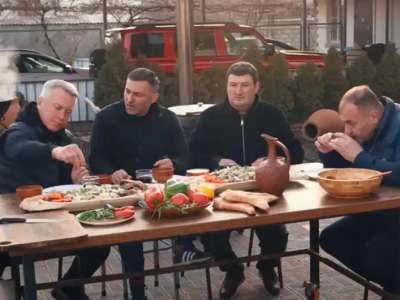 «Мен жеп көрген ең дәмді тағам»: кавказдық блогер ет асып, жұртты сүйсінтті