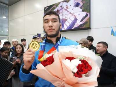 Елордалықтар әлем чемпионы Ризабек Айтмұханды әуежайдан күтіп алды