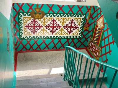 Ақтау тұрғыны үйінің кіреберісін ұлттық нақышта безендірді (ВИДЕО)