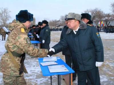 400-ге жуық жас сарбаз әскери ант қабылдады