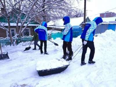 Елордалық еріктілер ардагерлер ауласын қардан тазартты