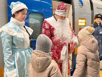 Аяз ата мен Ақшақар пойыздағы балаларға сыйлық үлестірді