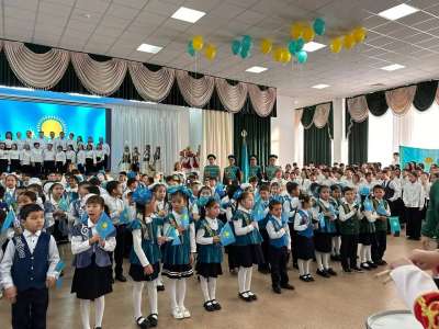 Елордалық оқушылар көк тудың желбірегеніне арнап ән шырқады