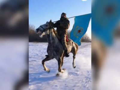Желіде әскери қызметшілердің ат үстіндегі әсерлі видеосы тарады