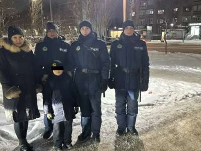 Астаналық сарбаздар жоғалған баланы тауып, ата-анасына тапсырды
