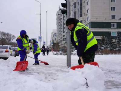 Астанада 2 мыңнан астам жұмысшы қар күреуге шықты