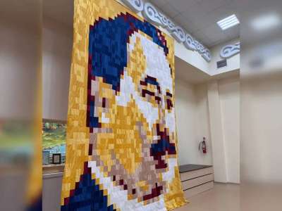 Астаналық оқушылар құрақтан Сәкен Сейфуллиннің портретін жасады