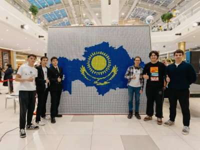 Астанада куберлер мемлекеттік тудың бейнесін рубик текшелерінен құрастырды