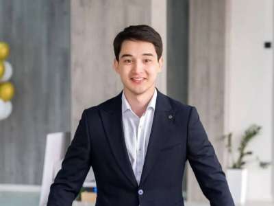 Актер Асылхан Төлепов қазақстандықтарды мерекемен құттықтады