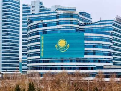 AMANAT партиясының белсенділері ғимаратқа Мемлекеттік Ту ілді