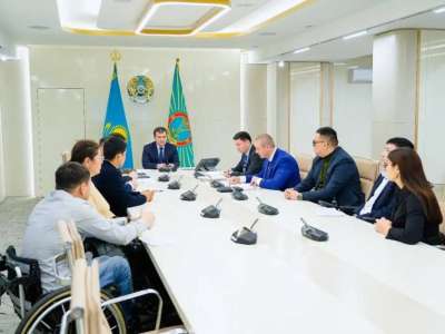 Әкім мүмкіндігі шектеулі жандармен кездесуде қолжетімді орта мәселесін талқылады