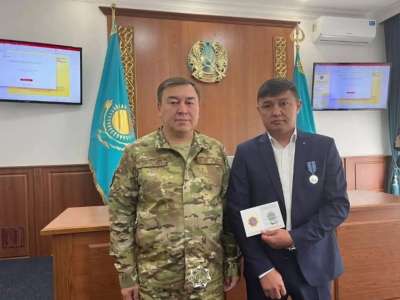 Астанада өрттен жасөспірім қызды құтқарып қалған ер адам марапатталды