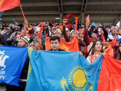 «Қазақстан»: көк ту ұстап, ұрандаған жанкүйерлер шетелдік қонақтарды тәнті етті