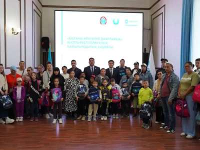 Мәслихат депутаттары оқушыларға тағы да 50 рюкзак табыстады