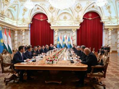 Тоқаев пен Рахмон кеңейтілген құрамда келіссөз жүргізді