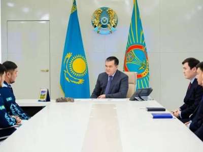 Елорда әкімі Нұрбек Оралбаймен және оның жаттықтырушысы Асқар Еркебаевпен кездесті