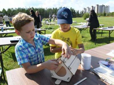 «Астана - үлкен ортақ үй»: Атақты хоккейшінің қатысуымен құстарға ұя жасау шарасы өтті