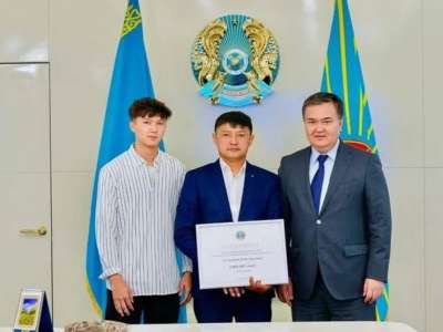 Астана әкімі өрт шыққан пәтерден оқушыны құтқарған Алтынбек Алтаевпен кездесті