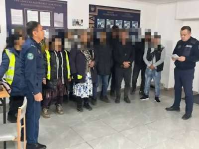 Астанада аула сыпырып жүрген жұмысшыларды полицейлер ұстап әкетті