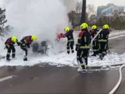Елордалық өрт сөндірушілер жанып жатқан көлікті сөндірді (ВИДЕО)